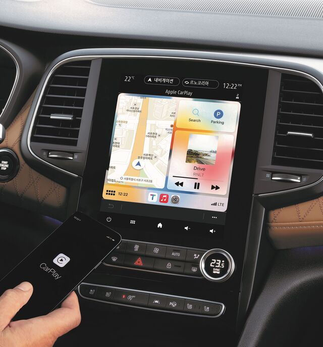 ▲ SM6 차량 내부에서 인포테인먼트를 작동하는 모습 ⓒ르노코리아자동차