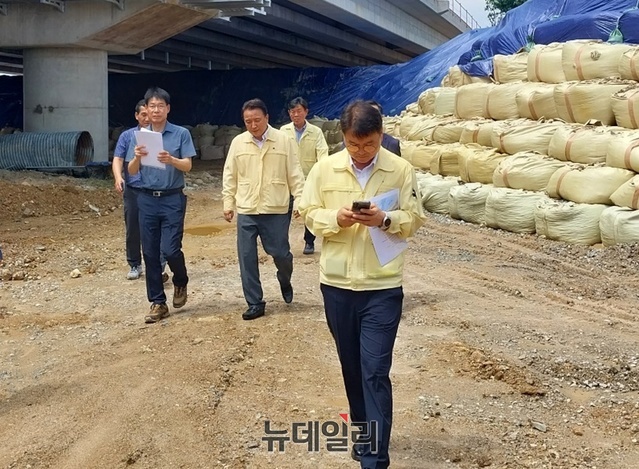 ▲ 김영환 지사가 19일 최소한의 인원만 대동한 채 미호강 임시제방 현장을 방문했다.ⓒ최중기 기자