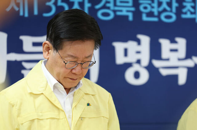 ▲ 이재명 더불어민주당 대표가 19일 오전 경북 안동시 경북도당 회의실에서 열린 경북 현장 최고위원회의에서 수해 희생자들에 대한 묵념을 하고 있다. ⓒ뉴시스