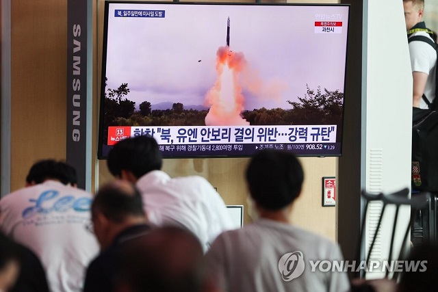 ▲ 북한이 동해상으로 단거리 탄도미사일(SRBM) 2발을 발사한 19일 시민들이 서울역 대합실에서 관련 뉴스를 시청하고 있다.ⓒ연합뉴스
