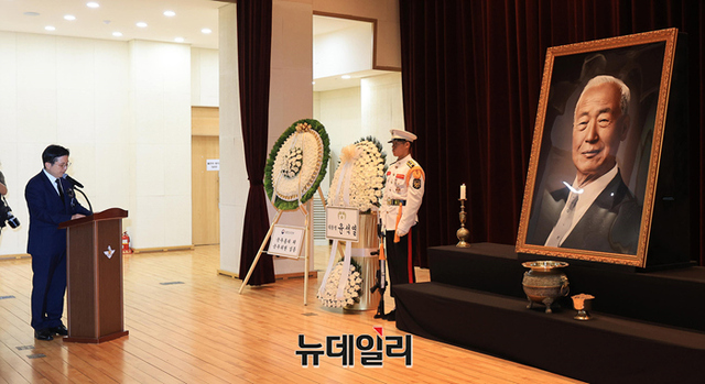 ▲ 황교안 이승만건국대통령기념사업회 회장이  19일 오전 서울 동작구 국립서울현충원 현충관에서 열린 이승만 건국대통령 서거 58주기 추모식에서 추모식사를 하고 있다. ⓒ정상윤 기자