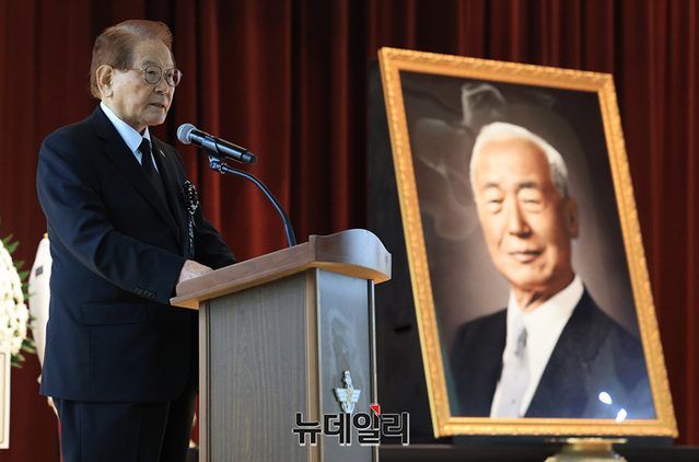 ▲ 이영일 이승만건국대통령기념사업회 고문(전 국회의원)이 19일 오전 서울 동작구 국립서울현충원 현충관에서 열린 이승만 건국대통령 서거 58주기 추모식에서 추모사를 하고 있다. ⓒ정상윤 기자