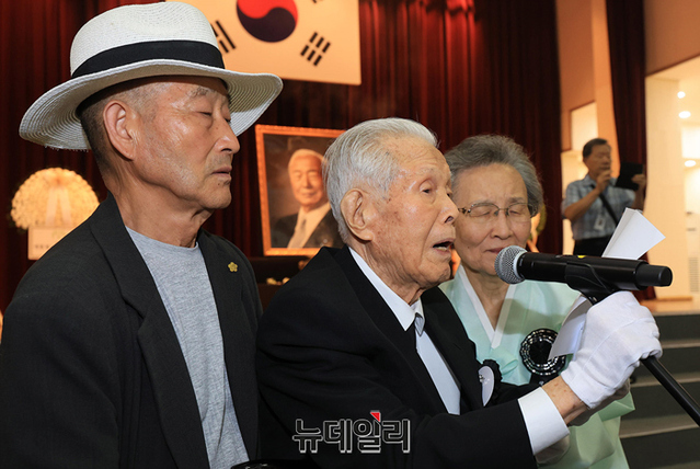 ▲ 이인수 박사 내외가 19일 오전 서울 동작구 국립서울현충원 현충관에서 열린 이승만 건국대통령 서거 58주기 추모식에서 유족인사를 하고 있다. ⓒ정상윤 기자