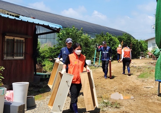 ▲ 주한이스라엘 대사관 직원들이 오송읍 일원에서 봉사활동을 가졌다.ⓒ충북도