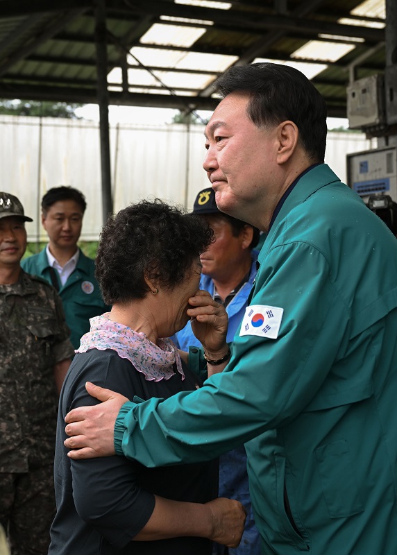 ▲ 지난 18일 윤석열 대통령이 수해를 입은 공주를 방문, 피해 주민을 위로하고 있다.ⓒ대통령실 홈페이지 캡처