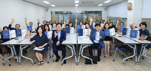 ▲ 대구 수성구(구청장 김대권)는 지난 18일 수성구 평생학습관 대강의실에서 ‘제3기 세계 시민교육 전문가 양성과정’ 수료식을 진행했다.ⓒ수성구