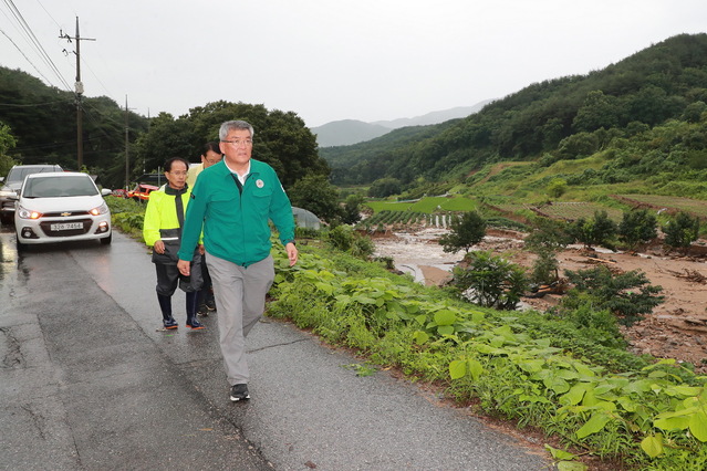 ▲ 김학동 군수는 매일 저녁 6시 30분에는 간부 대책회의를 열어 연일 이어지는 실종자 수색과 구조를 위한 인력투입 계획, 피해 및 복구현황과 향후 계획, 이재민 구호 및 물품배부 등 부서별 진행 상황을 공유하고 점검해 복구 추진방향을 발 빠르게 펼치고 있다.ⓒ예천군