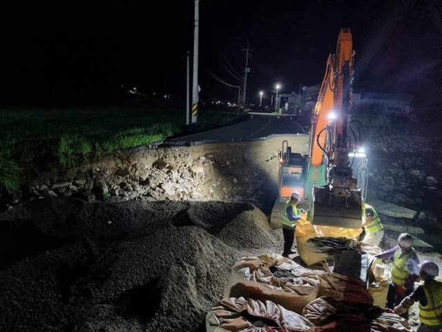 ▲ 예천군 전 직원은 농경지 등 수해 피해 조사, 도로·하천·제방·상하수도 등 공공시설의 응급복구, 주민대피소 운영 및 구호물품 배부 등 지정된 분야별 전담업무로 체계적인 대처와 복구, 지원에 총력을 기울이고 있다.ⓒ예천군