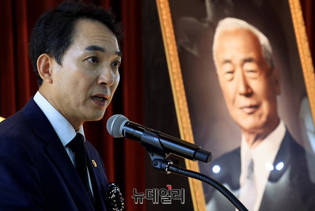 ▲ 박민식 국가보훈부 장관이 19일 오전 서울 동작구 국립서울현충원 현충관에서 열린 이승만 건국대통령 서거 58주기 추모식에서 추모사를 하고 있다. ⓒ정상윤 기자