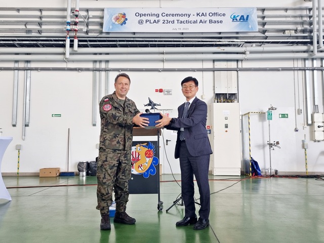 ▲ KAI 폴란드 기지사무소 개소식을 기념해 FA-50 모형을 증정한 후 기념사진을 찍고 있는 모습. (왼쪽) 르샤르드 고르치사(Ryszard Gorczyca) 부단장, (오른쪽) 이상재 KAI CS센터장.ⓒ한국항공우주산업