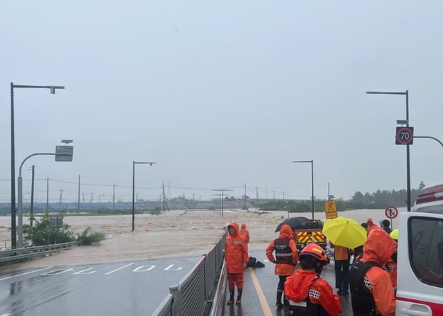 ▲ 행복청이 사고 2시간 전 충북도에 전화해 교통통제를 요청했다고 밝혔다.사진은 사고 당시 미호강 범람 장면.ⓒ청주서부소방서