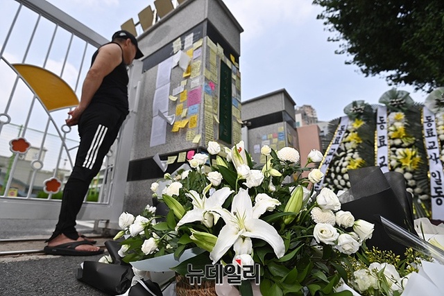 ▲ 20일 오전 서초구 서이초등학교 앞에 추모 화환들이 가득 놓여 있다. 최근 이 학교 담임 교사가 학교에서 극단적 선택을 해 숨졌다. ⓒ서성진 기자