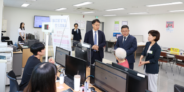 ▲ 신희철 대전지방국세청장이 지난 19일 동청주세무서에서  “방문 납세자가 신고에 어려움이 없도록 세심한 지원”을 지시했다.ⓒ대전지방