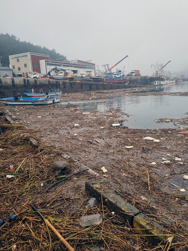 ▲ 서천군 마량진항에 쌓인 해양 쓰레기.ⓒ사진 김진각 씨 제공