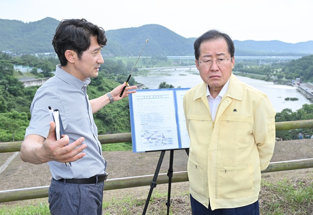 ▲ 홍 시장은 관계자로부터 현황보고를 받고 “태풍이나 집중 호우로 홍수 피해가 발생하지 않도록 취약 시설물 점검 등 철저를 기해줄 것”을 당부했다.ⓒ대구시
