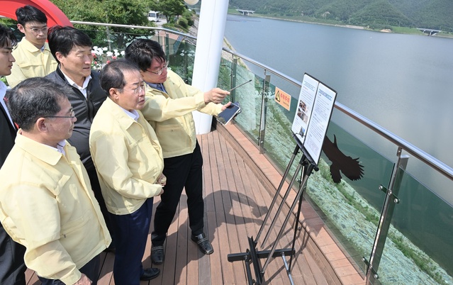 ▲ 홍 시장은 대구권 주요 댐을 방문해 홍수 예방과 맑은 물 공급에 최선을 다하고 있는 대구시와 K-water 직원들을 격려했다.ⓒ대구시