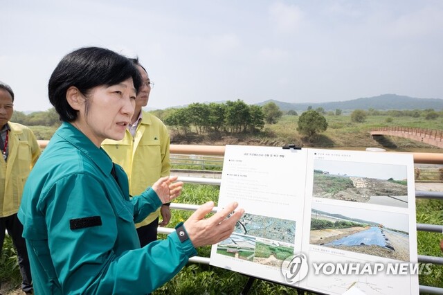 ▲ 한화진 환경부 장관이 20일 국가하천 본류 제방 피해를 입은 충남 논산시를 방문해 수해복구 상황을 점검하고 있다.ⓒ연합뉴스