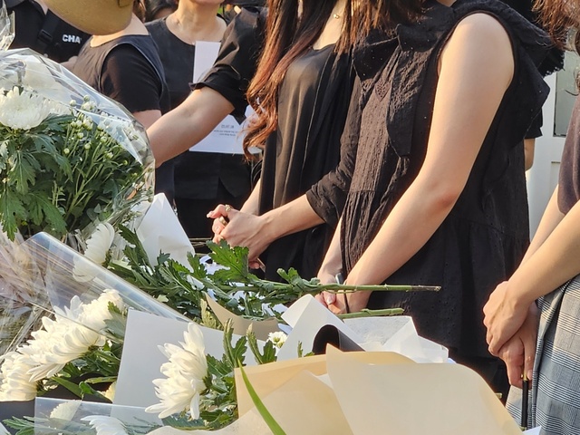 ▲ 20일 오후 서울 서초구 서이초등학교 교정 내에 마련된 임시 추모 공간에서 추모객들이 헌화를 하고 있다. ⓒ배정현 인턴기자