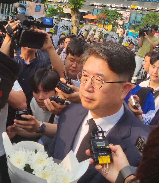 ▲ 장상윤 교육부 차관이 20일 오후 교사가 교내에서 극단적 선택을 한 서울 서초구의 한 초등학교를 방문하고 있다. ⓒ임준환 인턴기자