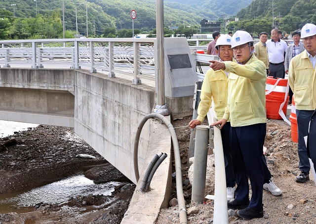 ▲ 주낙영 경주시장이 극한 호우로 인한 침수 피해를 막기 위해 지하차도, 급경사지, 재해복구현장 등 지역 곳곳을 직접 찾아 재해 위험 요인이 없는지 특별점검을 실시하고 있다.ⓒ경주시