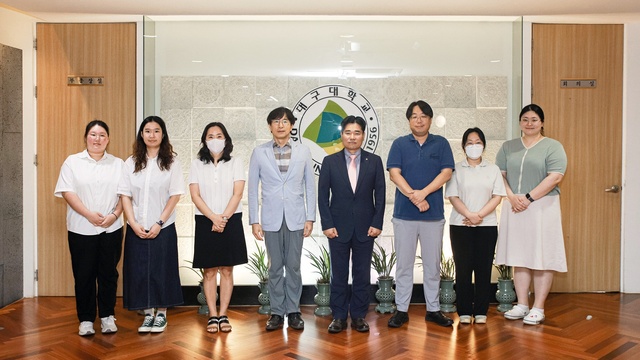 ▲ 대구대 식품영양학과 예비창업팀 ‘비건의 왕국’ 학생들 이 사진을 찍었다(왼쪽 세 번째부터 이미령 식품영양학과 교수, 최병재 부총장, 박순진 총장, 배연호 대외협력실장, 김다혜 학생, 김희송 학생).ⓒ대구대