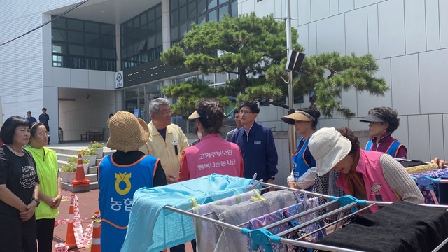 ▲ 세탁봉사는 매일 경북농협 직원과 고주모·농주모 회원, 10여 명의 봉사자가 현장에서 이재민이 거주하는 쉼터를 순회하며 진행된다.ⓒ경북농협