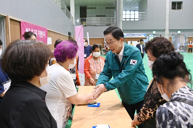 ▲ 임종식 경북교육감은 20일 집중호우로 산사태가 발생한 예천군 은풍면 일대를 살펴보고 임시거주시설인 동사리 경로당을 찾아 이재민을 위문했다.ⓒ경북교육청