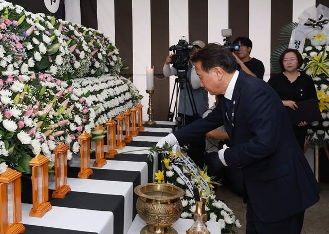 ▲ 김영환 지사의 합동분향소 발언이 설화로 비화되고 있다. 사진은 김 지사가 지난 20일 도청에 마련된 오송 지하차도 희생자 합동분향소에서 참배를 하고 있다.ⓒ충북도