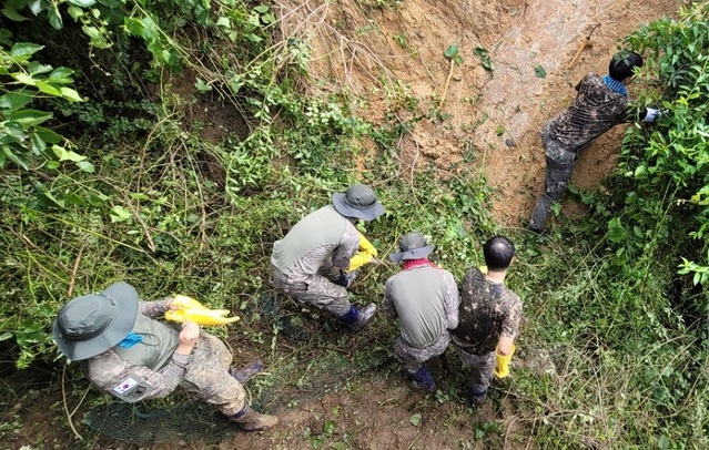 ▲ 군장병들이 연기면에서 수해복구 작업을 하고 있다.ⓒ세종시