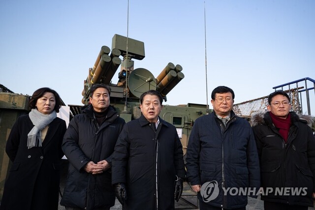 ▲ 국회 국방위원회 더불어민주당 간사인 김병주 의원과 야당 위원들이 지난 1월5일 오후 수도방위사령부 예하 방공진지를 찾아 관계자로부터 단거리 지대공 유도무기 '천마'에 대한 설명을 들은 뒤 브리핑하고 있다. 왼쪽부터 더불어민주당 송옥주, 김영배 의원, 김 간사, 설훈 의원, 정의당 배진교 의원. ⓒ연합뉴스