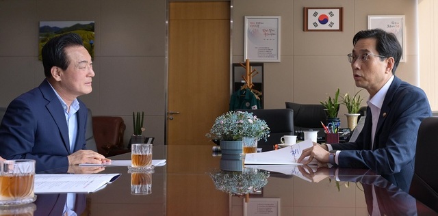 ▲ 백성현 논산시장(왼쪽)이 지난 20일 안훈 농림축산식품부 차관을 만나 '탄소중립형 청정축산단지 조성사업' 지원을 요청했다.ⓒ논산시