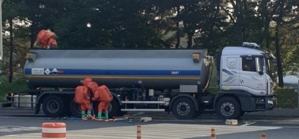▲ 대전 동구 신탄진휴게소에서 지난 20일 오후 5시 39분쯤 주차 중인 25t 탱크로리에서 염산누출사고가 발생했다. 사진은 사고 차량.ⓒ대전소방본부