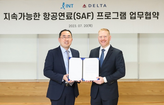 ▲ 신정호(왼쪽) 인터파크트리플 여행사업그룹장과 제프 무마우 델타항공 아시아태평양 부사장이 20일 서울 삼성동 인터파크트리플 본사에서 개최된 ‘지속가능한 항공연료’(SAF) 프로그램 업무협약식에서 기념촬영을 하고 있다. ⓒ델타항공