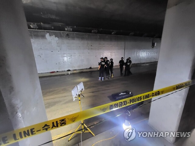 ▲ 지난 20일 오전 미호천 제방 유실로 침수된 충북 청주시 오송읍 궁평2지하차도에서 경찰 과학수사대 관계자 등이 합동감식을 하고 있다.ⓒ연합뉴스