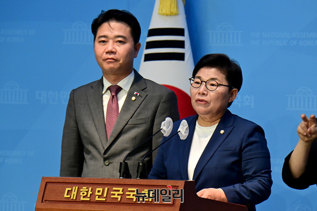 ▲ 환경노동위원회의 간사인 임이자 국민의힘 의원과 지성호 의원이 21일 오전 국회 소통관에서 4대강 관련 기자회견을 하고 있다.ⓒ이종현 기자