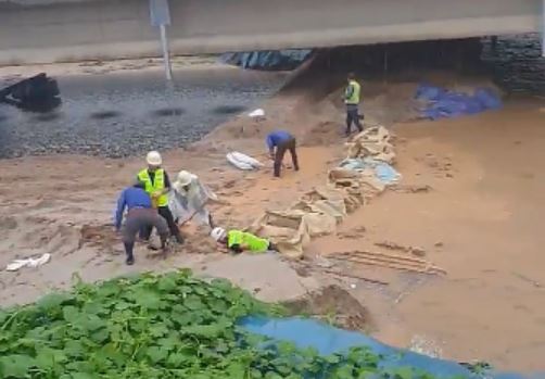 ▲ 미호강 임시제방을 인부 6명이 공사하는 장면이 공개됐다.ⓒ도종환 의원실