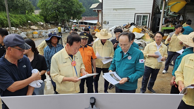 ▲ 박현국 봉화군수는 21일 봉성면 우곡리 산사태 피해 현장을 찾은 추경호 부총리 겸 기획재정부장관에게 피해 상황을 보고하고 신속한 피해복구 지원과 재해예방 시설 보강을 건의하고 있다.ⓒ봉화군