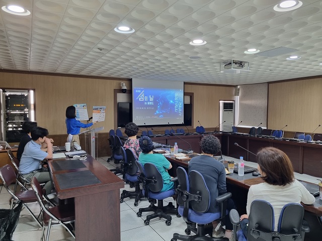 ▲ 울릉군은 지난 20일 울릉군청 3층 회의실에서 위생업소 민간감시원 7명을 대상으로 직무교육을 실시했다.ⓒ울릉군