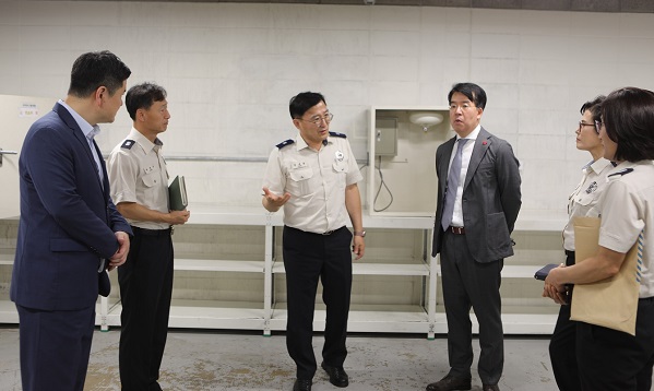 ▲ 강대훈 소방본부장이 21일 대전 신세계 아트앤사이언스를 방문, 화재진압 유공자 4명에게 대전시장 표창을 전달했다.ⓒ대전소방본부