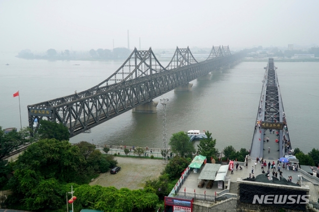 ▲ 중국 단둥에서 북한 신의주를 잇는 압록강철교. ⓒAP/뉴시스