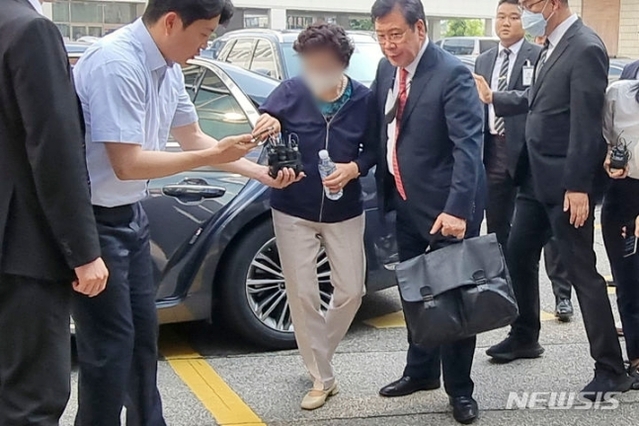 ▲ 통장 잔고 증명서 위조 혐의로 기소된 윤석열 대통령의 장모 최은순 씨가 21일 경기 의정부지방법원에서 열린 항소심에서 징역 1년에 법정구속 됐다. 사진은 이날 항소심에 출석하는 모습. ⓒ뉴시스