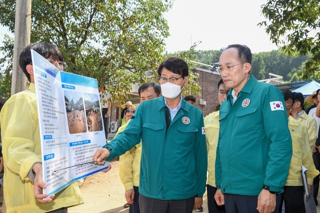 ▲ 추경호 부총리 겸 기획재정부 장관은 21일 오후 2시 30분 경북 영주시 단산면 단곡2리 주택침수 현장을 방문해 피해현장을 확인하고 박남서 영주시장을 만나 피해복구 대책 등 현안을 논의했다.ⓒ영주시