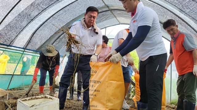 ▲ 정우택 국회부의장이 지난 20일 극한호우로 수해를 입은 청주시 상당구 미원면 옥화리와 금관숲에서 당원들과 함께 긴급 피해복구작업을 하고 있다.ⓒ정우택 의원실