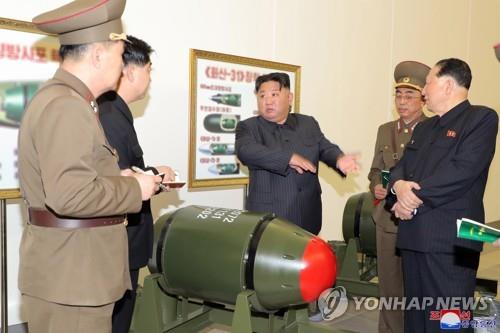▲ 북한의 전술핵탄두 '화산-31'을 살펴보고 있는 김정은. ⓒ연합뉴스