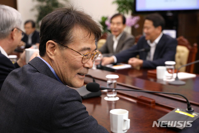 ▲ 지난 2018년 10월 29일 당시 장하성 청와대 정책실장이 청와대 여민관에서 수석·보좌관 회의에 참석했다. ⓒ뉴시스