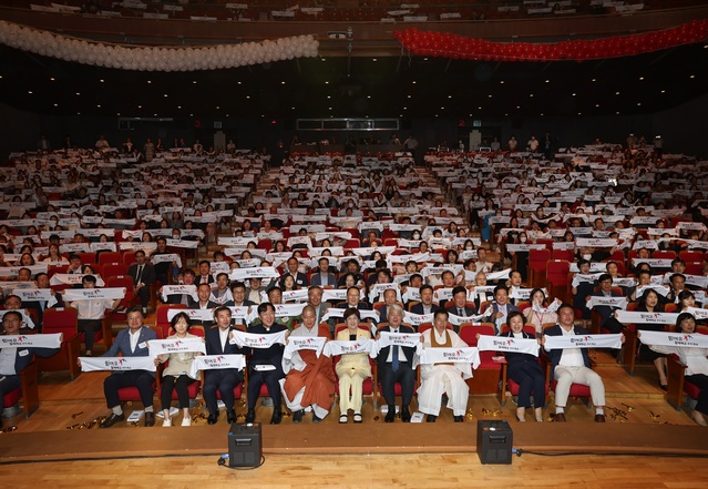 ▲ 이날 발표된 슬로건은 학부모들이 ‘협력적 교육주체’로서, 단지 내 아이만 잘되는 것이 아니라 모든 아이들이 다 함께 따뜻한 성장을 이룰 수 있도록 학교를 믿고, 지지하고, 학교와 함께 하겠다는 의미를 담고 있다.ⓒ대구시교육청