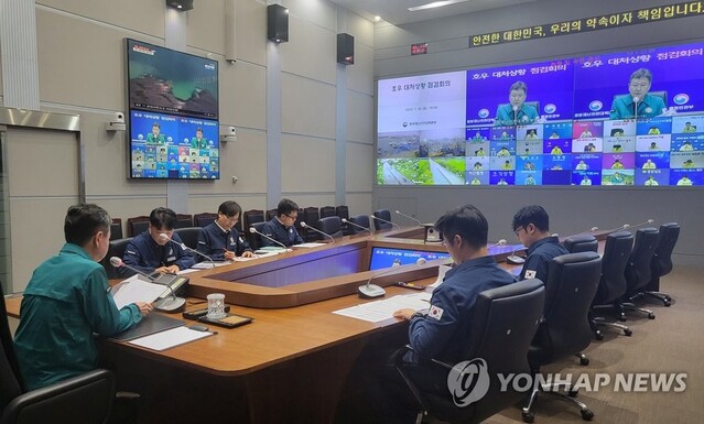 ▲ 한창섭 행정안전부 차관이 지난 22일 오후 정부서울청사 중앙재난안전대책본부 서울상황센터에서 호우 대처 점검회의를 주재 하고 있다. ⓒ연합뉴스