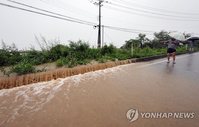 ▲ 지난 15일 충북 미호강의 지류 하천인 병천천이 범람해 도로에 불어난 물이 들어차고 있다. ⓒ연합뉴스