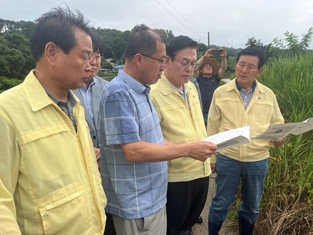 ▲ 정우택 국회 부의장(우측 2번째)이 22일 상당구 수해현장에서 김병국 청주시의장(오른쪽)과 이동우 충북도의회 건설환경소방위원장과 수해복구 대책을 협의하고 있다.ⓒ정우택 의원실