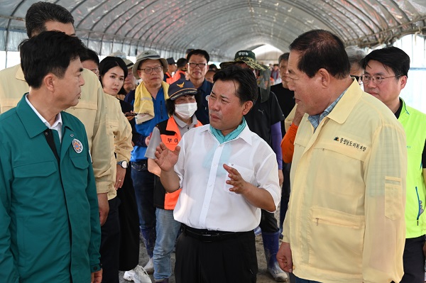 ▲ 박정현 부여군수가 김태흠 충남지사에게 집중호우 피해 와 관련해 실질적인 보상을 건의하고 있다.ⓒ부여군